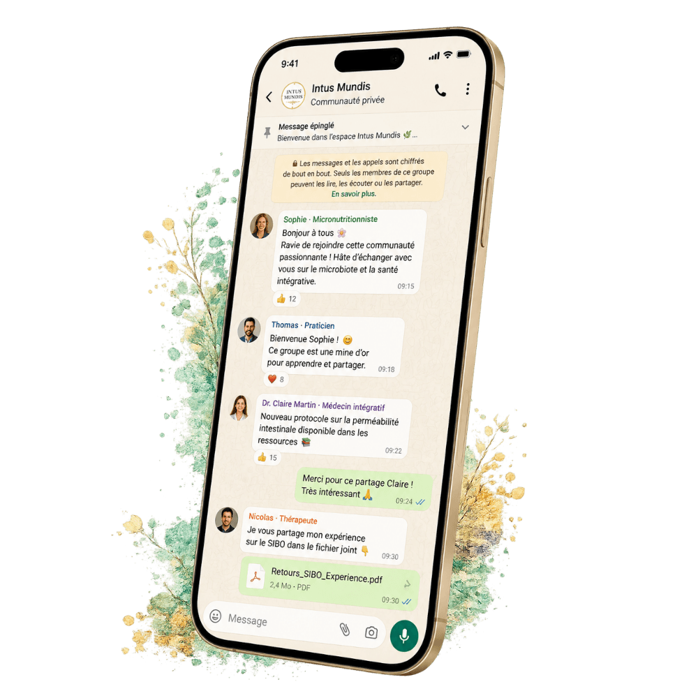 Smartphone affichant l'interface privée Communauté Intus Mundis, avec des canaux sobres : annonces, atlas vivant, questions, cas de terrain, lectures du microbiote