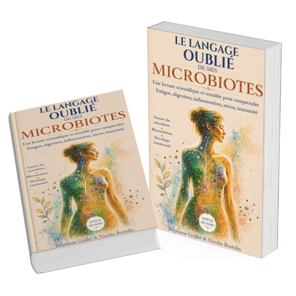 Le livre Intus Mundis présenté comme un objet précieux et sobre, baigné d'une lumière douce et d'un halo doré discret